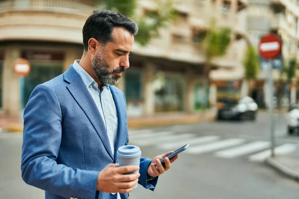 Middelbare Leeftijd Zakenman Met Behulp Van Smartphone Het Drinken Van — Stockfoto