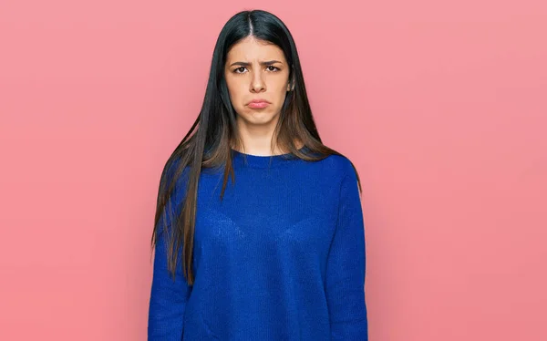 Mladá Hispánka Oblečená Neformálních Šatů Depresi Obavami Úzkosti Rozzlobená Vystrašená — Stock fotografie