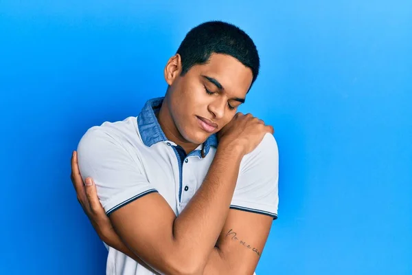 若いハンサムなヒスパニック系の男性のカジュアル服を自分自身幸せと肯定的な抱擁を着て 自信を笑顔 自己愛と自己ケア — ストック写真