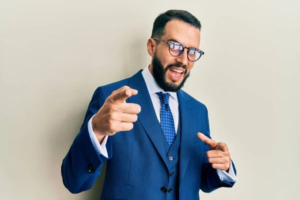 Jovem Com Barba Vestindo Terno Negócios Gravata Apontando Dedos Para — Fotografia de Stock