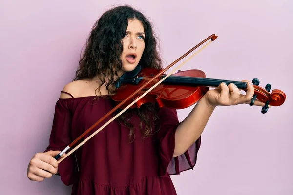 Jovem Morena Músico Mulher Com Cabelo Encaracolado Tocando Violino Irritado — Fotografia de Stock