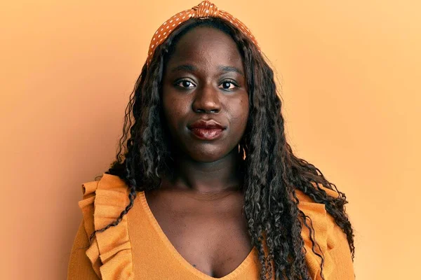 Afrikaanse Jonge Vrouw Draagt Casual Kleding Gele Achtergrond Met Een — Stockfoto