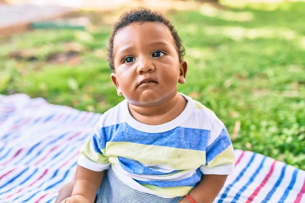 Adorable Niño Afroamericano Sentado Césped Parque —  Fotos de Stock