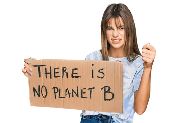 Adolescente Caucasiano Menina Segurando Não Planeta Banner Irritado Frustrado Gritando — Fotografia de Stock