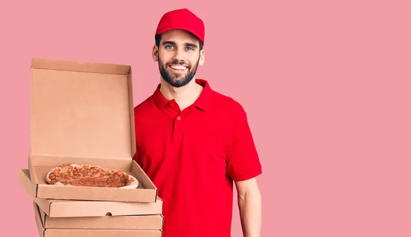 Fiatal Jóképű Férfi Szakállas Hordó Szállítási Egyenruha Gazdaság Dobozok Pizza — Stock Fotó