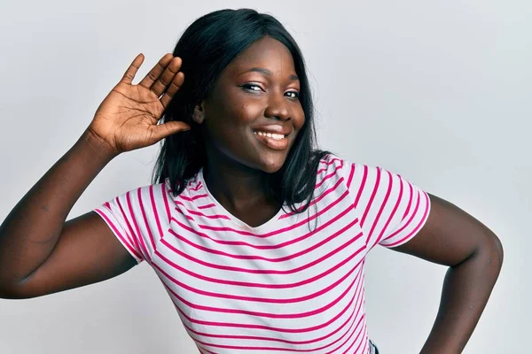 Afrikanska Unga Kvinna Bär Casual Randig Shirt Leende Med Handen — Stockfoto