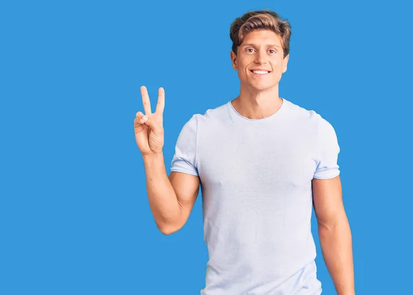 Homem Bonito Jovem Vestindo Roupas Casuais Sorrindo Com Rosto Feliz — Fotografia de Stock