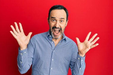 Orta yaşlı İspanyol bir adam gündelik kıyafetler giyip çılgınlığı kutluyor ve başarıya hayret ediyor. Kolları açık, gözleri açık, heyecanlı çığlıklar atıyor. Kazanan konsept 