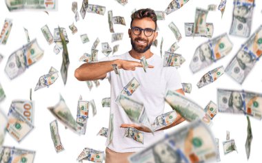 Gündelik kıyafetler giyen ve büyük boy ve ölçü işareti gösteren el kol hareketleri yapan Latin kökenli genç bir adam. Kameraya bakıp gülümsüyor. ölçüm kavramı.