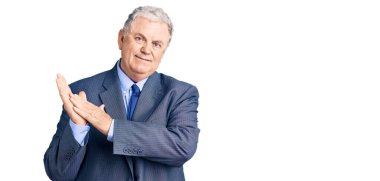 Kıdemli, gri saçlı, iş ceketi giyen, alkışlayan mutlu ve neşeli, gururlu eller bir arada. 