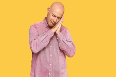 Orta yaşlı kel bir adam, günlük giysiler içinde uyur, yorgun düşler kurar ve elleri ile poz verir, gözleri kapalı gülümserdi.. 