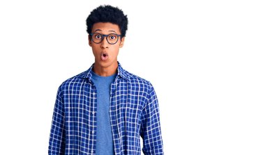 Gündelik kıyafetler ve gözlük takan Afro-Amerikan genç adam, korku ve heyecan dolu bir yüz ifadesiyle korkmuş ve şok olmuştu.. 