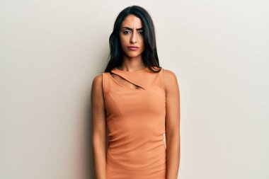 Yazlık elbise giyen güzel İspanyol kadın üzgün ve endişeli, kızgın ve korkmuş. hüzünlü ifade. 