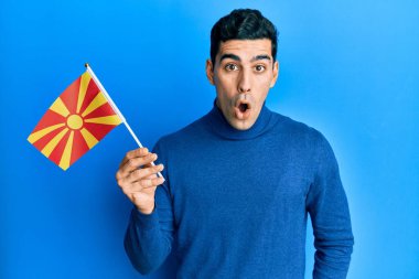 Yakışıklı İspanyol adam elinde Macar bayrağı tutarken ağzı açık kalmış, korkmuş ve hayrete düşmüştü. 