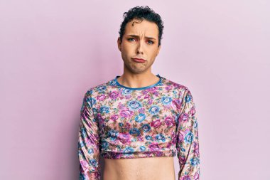 Makyaj yapan yakışıklı bir adam depresif ve endişeli, sinirli ve korkmuş. hüzünlü ifade. 