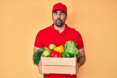 Yakışıklı, sakallı, üniformalı, teslimat yemeği taşıyan, balık suratlı, şaşı gözlü, çılgın ve komik gözlü bir adam.. 