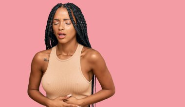 Güzel İspanyol bir kadın elleri karnında günlük kıyafetler giyiyor çünkü mide bulantısı, acı verici bir hastalık kendini iyi hissetmiyor. Ağrı kavramı. 