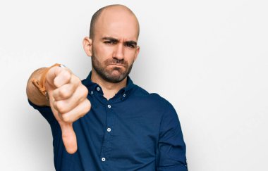 Gündelik kıyafetler giyen genç İspanyol adam mutsuz görünüyor ve reddediliyor ve olumsuz bir hareket yapıyor. kötü ifade. 