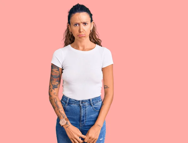 Jonge Spaanse Vrouw Met Tatoeage Casual Wit Tshirt Depressief Zorgen — Stockfoto