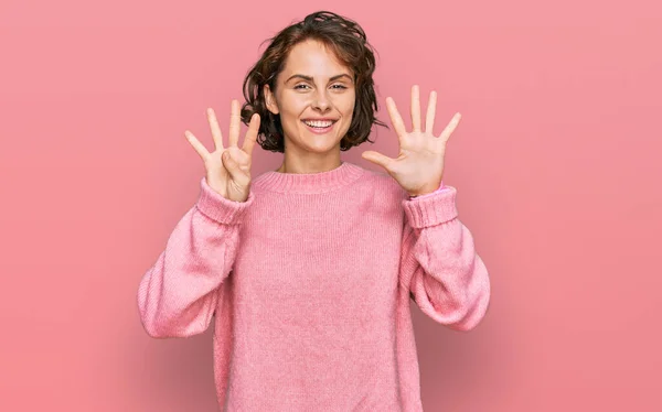 Jeune Femme Hispanique Portant Des Vêtements Décontractés Montrant Pointant Vers — Photo