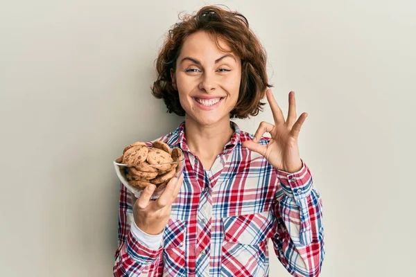Fiatal Barna Kezében Csokoládé Chips Cookie Csinál Rendben Jel Ujjakkal — Stock Fotó