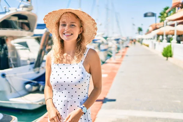 Giovane Bella Donna Caucasica Con Capelli Biondi Sorridente Felice All — Foto Stock