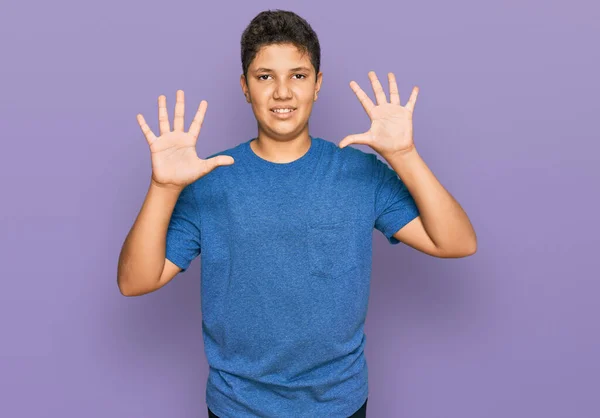 Teenager Hispanischer Junge Lässiger Kleidung Zeigt Mit Finger Nummer Zehn — Stockfoto