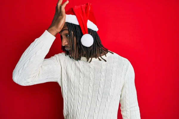 Homem Afro Americano Com Tranças Usando Chapéu Natal Surpreso Com — Fotografia de Stock