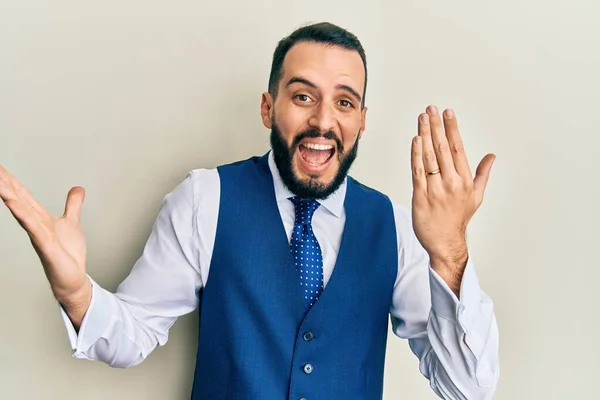 Jovem Com Barba Vestindo Anel Noivado Celebrando Vitória Com Sorriso — Fotografia de Stock