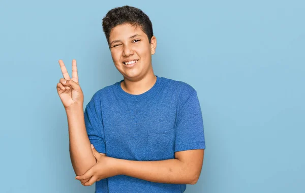 Ein Hispanischer Teenager Lässiger Kleidung Lächelt Mit Glücklichem Gesicht Und — Stockfoto