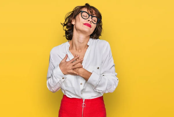 Jonge Spaanse Vrouw Met Een Zakelijke Stijl Een Bril Lachend — Stockfoto