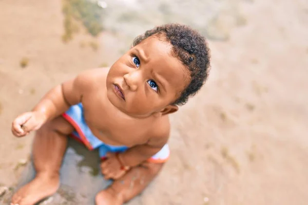 Adorable Niño Afroamericano Sentado Playa —  Fotos de Stock