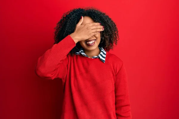 금발의 아름다운 아프리카계 여성이 스웨터를 안경을 웃으며 얼굴을 가리는 눈으로 — 스톡 사진