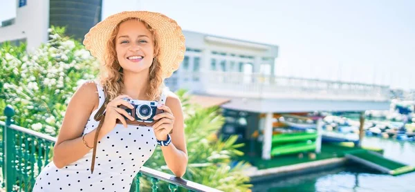 Jonge Mooie Blanke Vrouw Met Blond Haar Glimlachen Gelukkig Buiten — Stockfoto