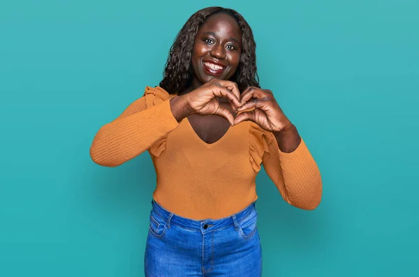 Fiatal Afrikai Alkalmi Ruhát Visel Mosolyogva Szerelemben Csinál Szív Szimbólum — Stock Fotó