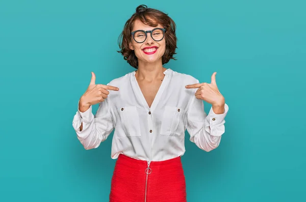 Giovane Donna Ispanica Indossa Stile Business Occhiali Guardando Fiducioso Con — Foto Stock