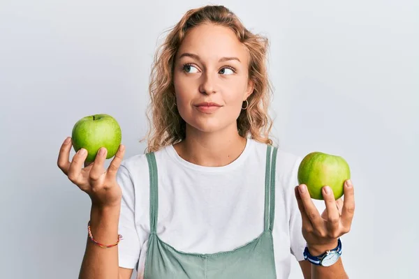 Όμορφη Λευκή Γυναίκα Που Κρατάει Πράσινα Μήλα Χαμογελώντας Κοιτώντας Στο — Φωτογραφία Αρχείου