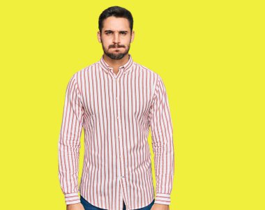 İş gömleği giyen, komik yüzlü, yanak şişiren genç bir İspanyol. Havayla şişmiş ağız, çılgın bir ifade.. 