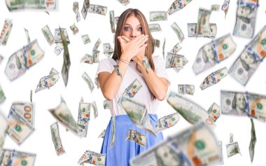 Yaz tarzı giyinen genç ve güzel sarışın kadın yanlışlıkla ağızlarını kapatarak şok oldu. gizli kavram.