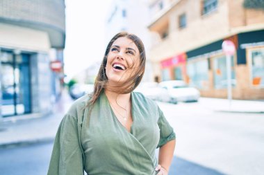 Genç İspanyol kadın gülümseyerek mutlu bir şekilde yürüyordu.