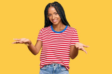 Güzel İspanyol kadın gündelik kıyafetler giyip neşeli gülümseyerek yardım eli uzatıyor ve kabul ediyor.. 