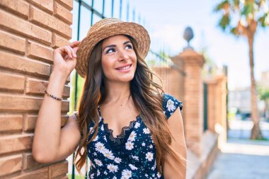 Genç İspanyol kadın tatilde gülümsüyor..