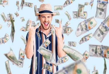 Yazlık şapkalı, çılgın bir ifadeyle bağıran yakışıklı beyaz adam elleri havada rock sembolü yapıyor. Müzik yıldızı. ağır kavram.