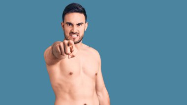 Mayo giyen genç ve yakışıklı bir adam kameraya kızgın ve sinirli bir şekilde seni işaret ediyor. 