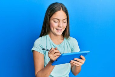 Güzel esmer küçük kız dokunmatik çizim yapıyor ve kahkahalarla gülüyor çünkü komik çılgın bir şaka.. 