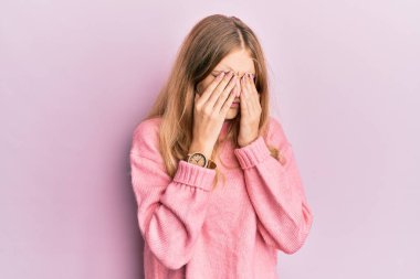 Güzel, genç, beyaz bir kız günlük kıyafetler giyiyor. Yorgunluk ve baş ağrısı için gözlerini ovuşturuyor. Uykulu ve yorgun bir ifade takınıyor. görme sorunu 