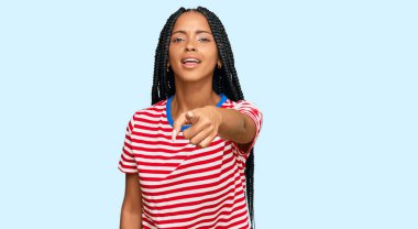 Güzel İspanyol kadın gündelik giysiler giyip kameraya kızgın ve sinirli bir şekilde seni işaret ediyor. 