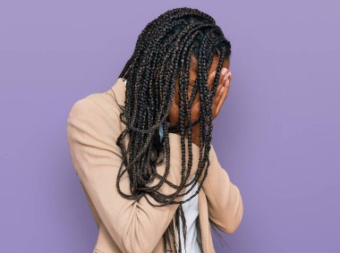Afrika kökenli Amerikalı kadın. İş ceketi giyiyor. Ağlarken yüzünü elleriyle kapatıyor. depresyon kavramı. 
