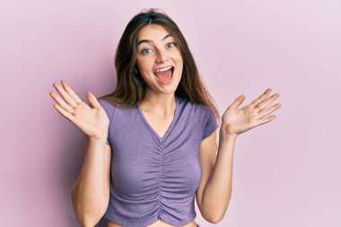 Çılgın kutlamalar yapan günlük kıyafetler giyen beyaz bir kadın kollarını kaldırmış ve gözleri açık heyecanlı bir şekilde haykırarak başarıya hayret ediyor. Kazanan konsept 