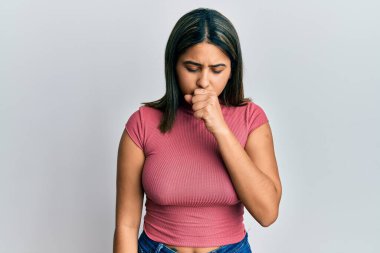 Günlük kıyafetler giyen genç Latin kadın kendini iyi hissetmiyor ve soğuk algınlığı veya bronşitin belirtisi olarak öksürüyor. sağlık hizmeti kavramı. 